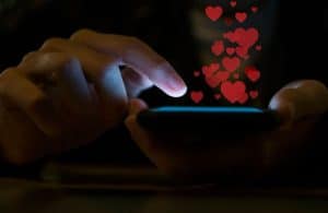 elle tisse une relation amoureuse avec ChatGPT