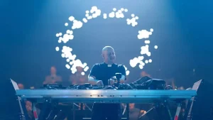 l'incroyable success story du prêtre portugais qui enflamme les plus grands festivals