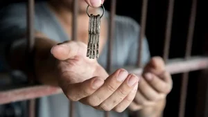 un policier libère 13 prisonniers pour la nouvelle année