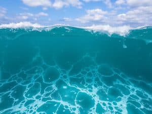 Perdono le chiavi dell'auto nell'oceano, poi il colpo di scena tra le onde 