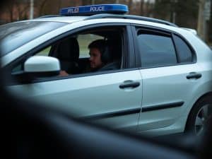 Rapito a bordo di un'auto, si salva inviando una foto del volante alla fidanzata