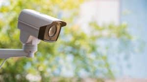 ce qu'elle découvre sur les caméra de surveillance est choquant