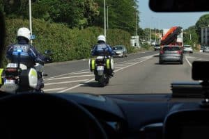 les policiers interceptent une voiture qui va trop vite