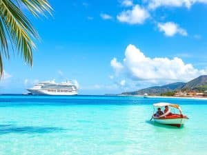 un bateau de croisière sur la mer