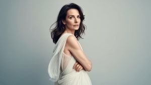 ‘In-I In Motion’ Review: Juliette Binoche Revisits a Daunting but Freeing Artistic Experiment