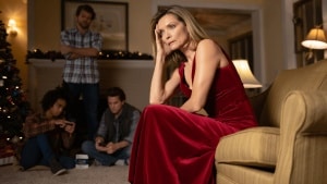 ‘Oh. What. Fun.’ Review: Michelle Pfeiffer Spreads Holiday Jeers in an Uninspired Ode to Underappreciated Moms