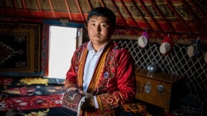 ‘Black Red Yellow’ Review: Kyrgyz Oscar Entry Weaves the Serene Rhythms of Traditional Rug-Making With an Unassuming Love Story