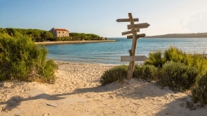 Une prime de 10 000 euros accordée aux propriétaires qui ont une maison sur cette île française