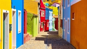 À moins de 2 heures de Paris, ne manquez pas l'île la plus colorée au monde