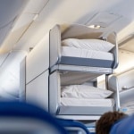 Un avion avec des lits superposés