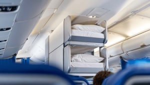 Un avion avec des lits superposés