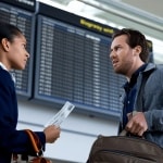 Un homme range son sac dans l