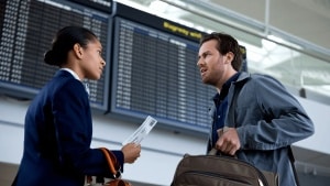 Un homme range son sac dans l