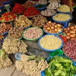 Famille avec enfants explorant un marché tropical en Asie du Sud-Est