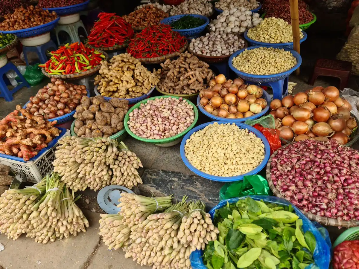 Famille avec enfants explorant un marché tropical en Asie du Sud-Est