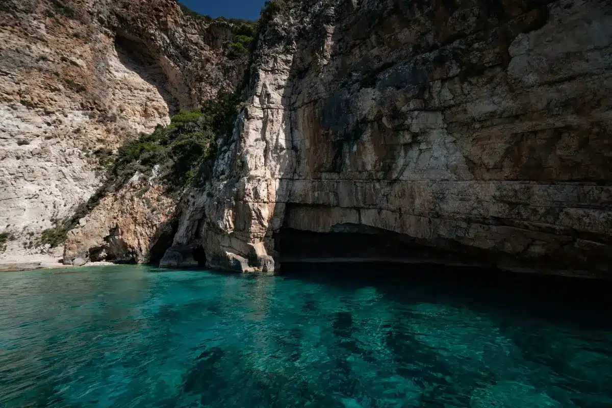 Falaises de calcaire blanc surplombant les eaux turquoise des Calanques.