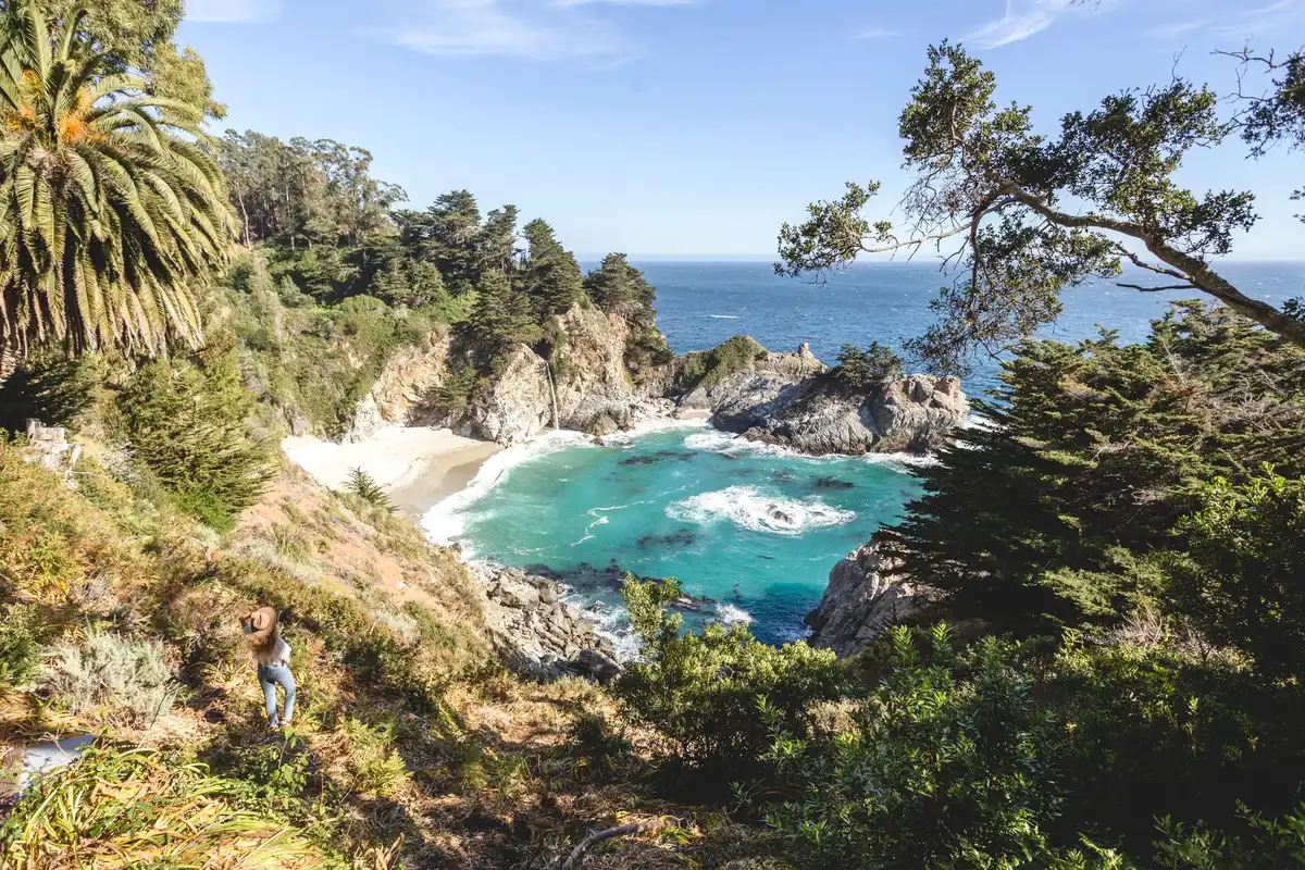 Randonneur admirant les falaises blanches et les eaux turquoise des Calanques.