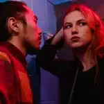 Deux jeunes gens se parlent dans un bar mal éclairé, ambiance musicale et chaleureuse