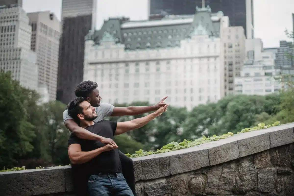 Deux silhouettes face à face dans la nuit new-yorkaise illuminée de néons, tension palpable entre elles