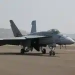 Piste d'atterrissage abandonnée dans un paysage désertique avec un petit avion endommagé