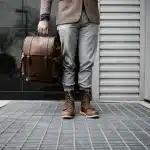 Jeunes voyageurs avec sacs à dos à l'aéroport consultant des apps de voyage