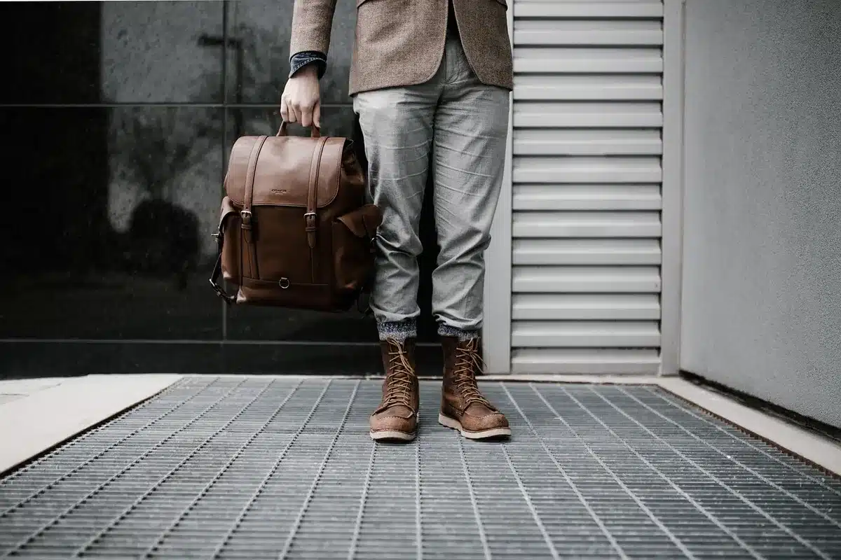 Jeunes voyageurs avec sacs à dos à l'aéroport consultant des apps de voyage