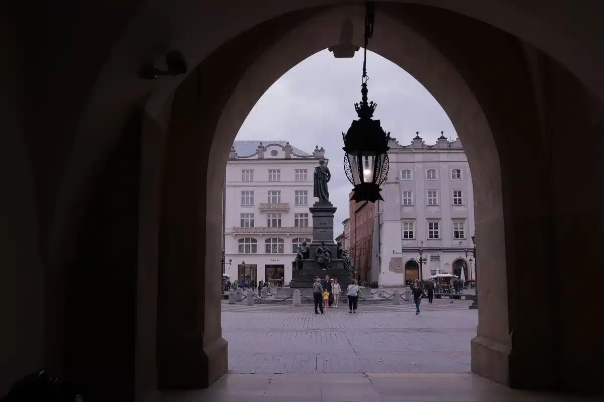 Place principale de Cracovie avec architecture médiévale colorée et basilique Sainte-Marie
