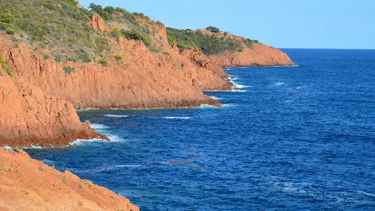 Falaises de terre rouge et sédiments argileux caractéristiques du lac du Salagou