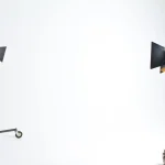 Plateau de tournage vintage avec éclairage dramatique et silhouettes d'acteurs en tension