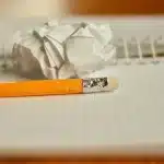 Table de classe vide avec cahiers et dessins d'enfants éparpillés