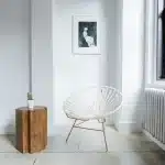 Intérieur minimaliste montrant surfaces monolithiques et jeu de lumière, silhouettes anonymes