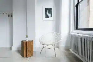Intérieur minimaliste montrant surfaces monolithiques et jeu de lumière, silhouettes anonymes