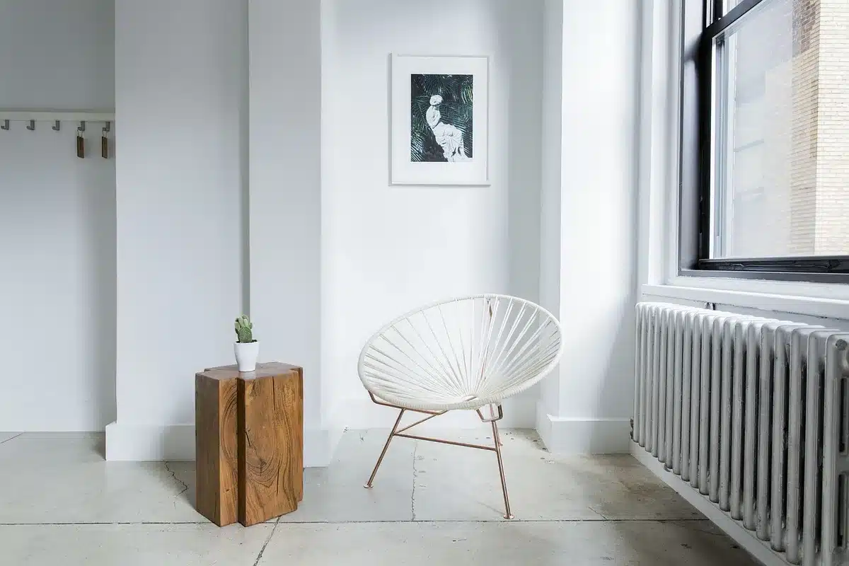 Intérieur minimaliste montrant surfaces monolithiques et jeu de lumière, silhouettes anonymes