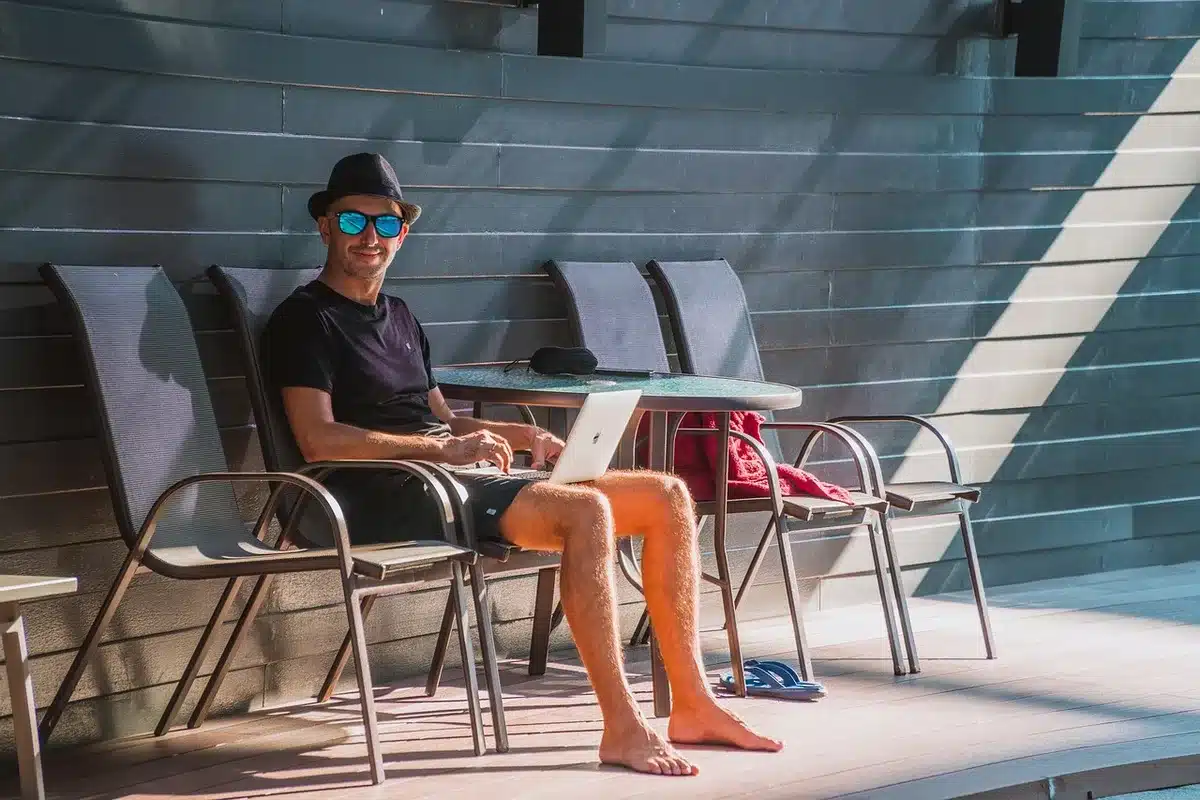 Espace de coworking moderne avec nomades numériques travaillant sur ordinateur