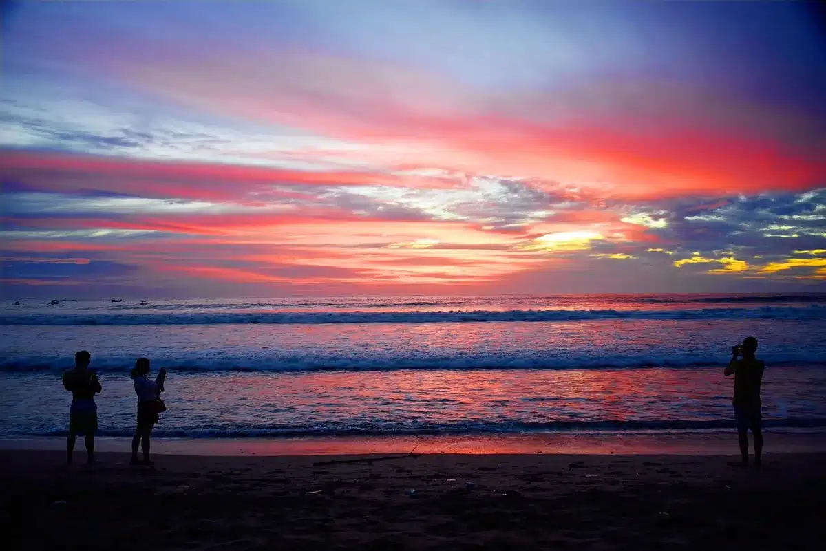 Patrouille de sécurité sur une plage de Bali avec temples en arrière-plan