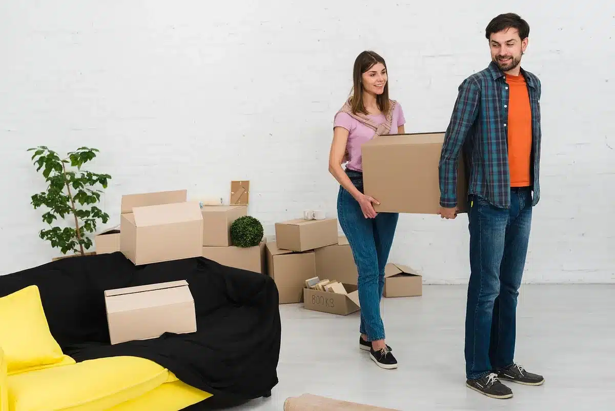 Famille emballant des cartons pour un déménagement international