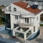Famille dans un appartement moderne avec vue sur une piscine et la verdure tropicale