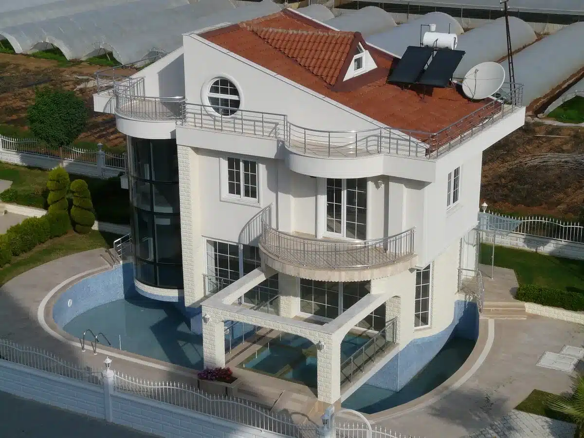 Famille dans un appartement moderne avec vue sur une piscine et la verdure tropicale