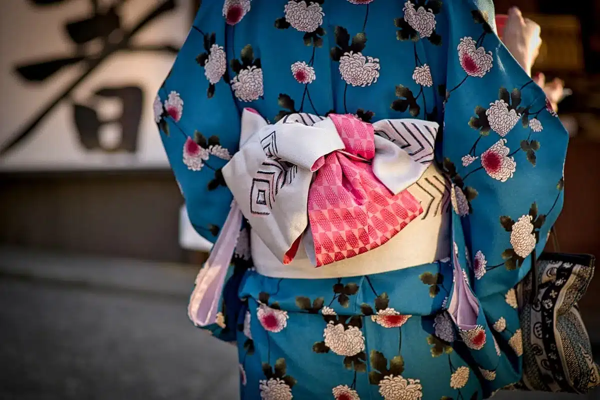 Intérieur d'une vieille maison japonaise avec poutres et tatamis montrant l'état avant rénovation