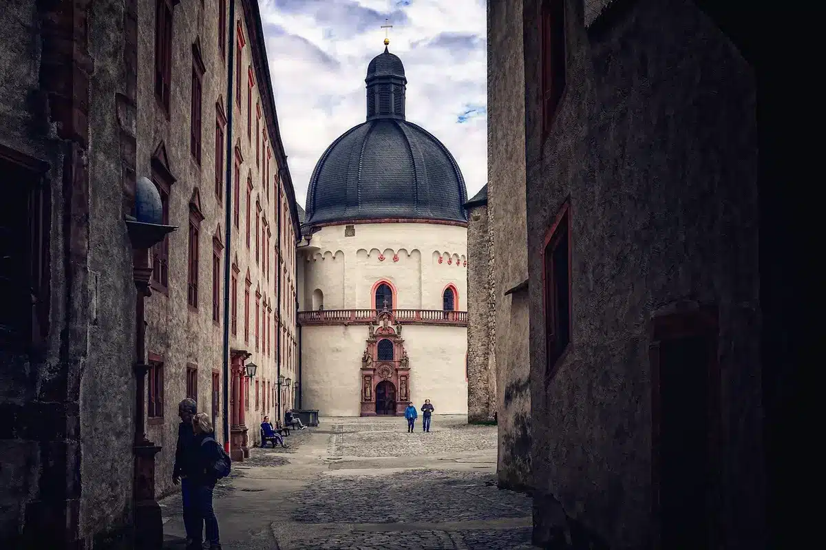 Ancienne forteresse napoléonienne rénovée en habitation luxe sur l'île de Crevan