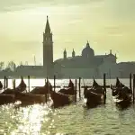Île privée entourée de jardins luxuriants dans la lagune de Venise avec vue sur les monuments historiques