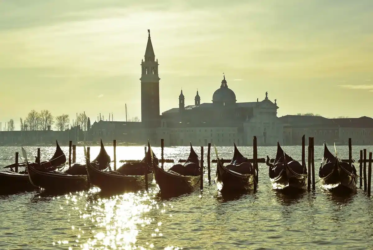 Île privée entourée de jardins luxuriants dans la lagune de Venise avec vue sur les monuments historiques