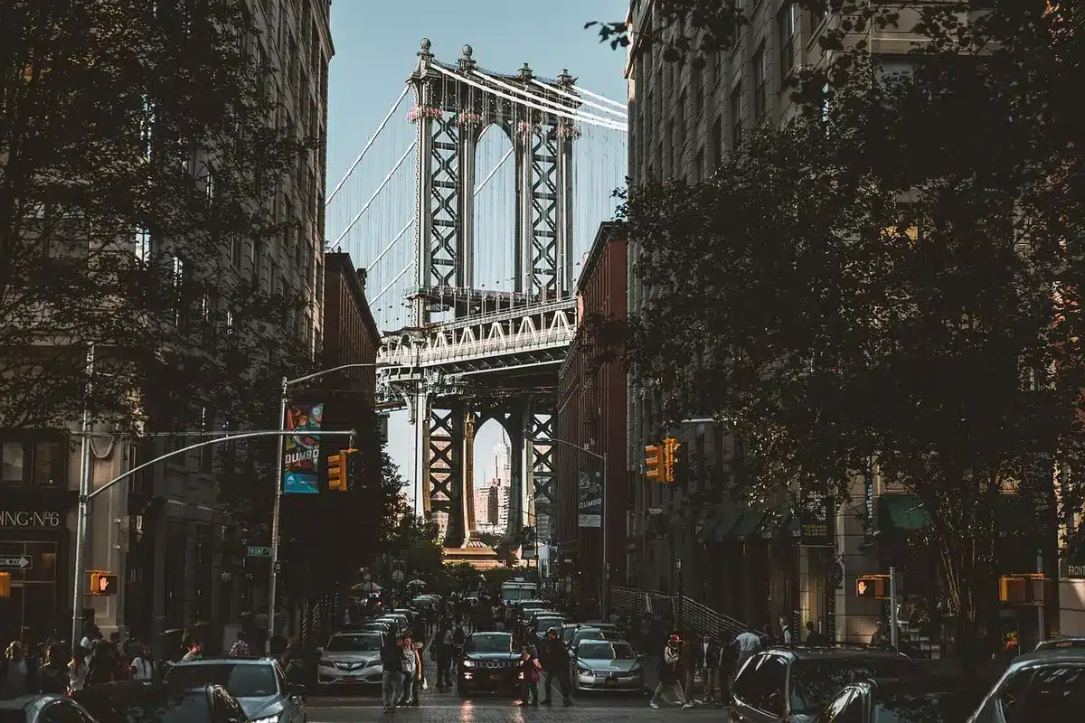 Rue animée de New York avec des passants pressés et des taxis