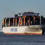 Intérieur d'un cargo avec couloirs métalliques industriels et éclairage cru