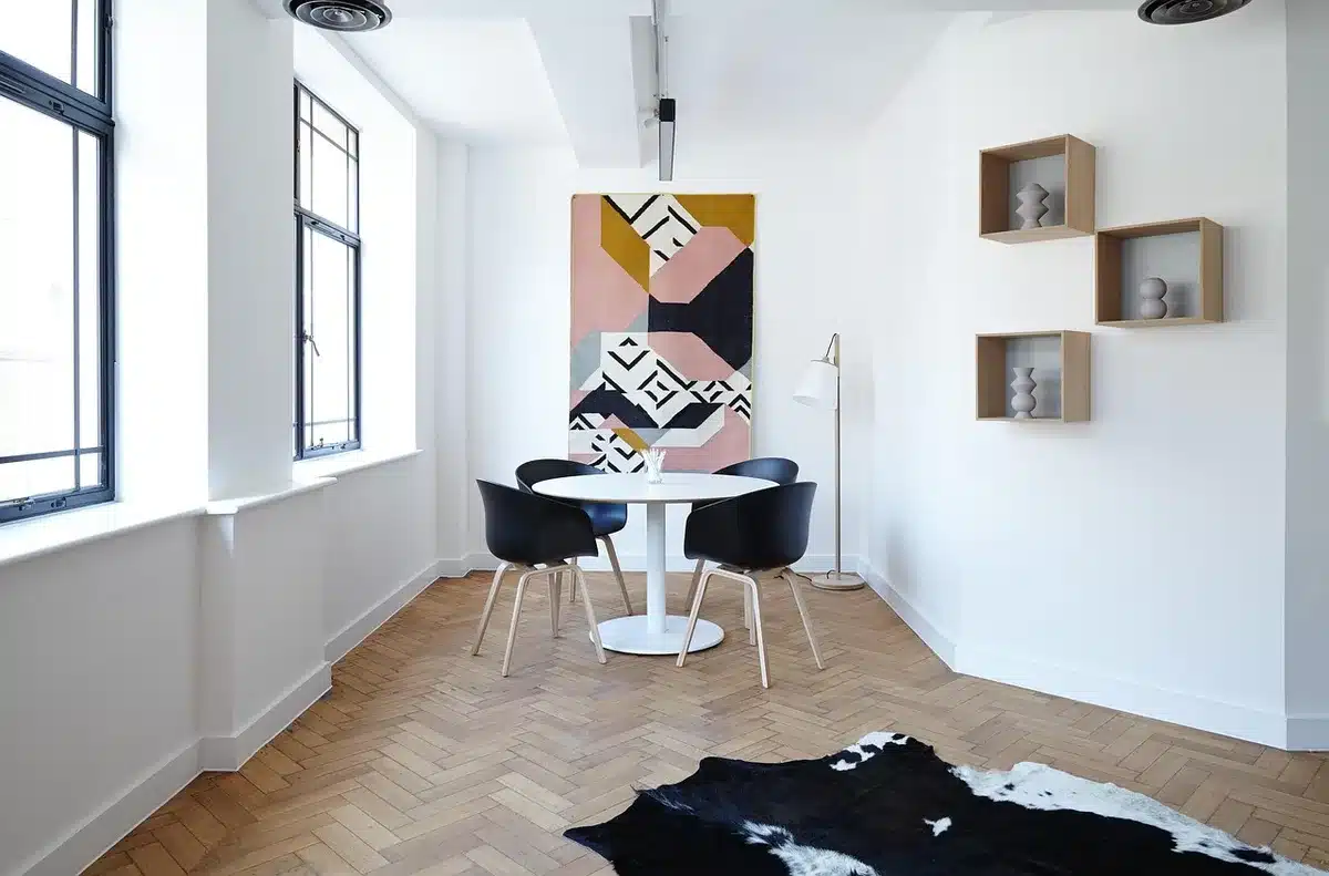 Intérieur sphérique avec lit circulaire et écran diffusant des images