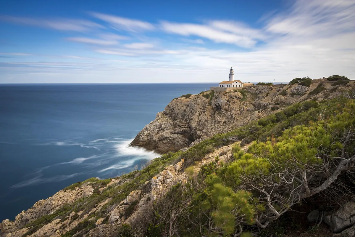 Vue côtière du phare de Point Reyes surplombant l'océan Pacifique