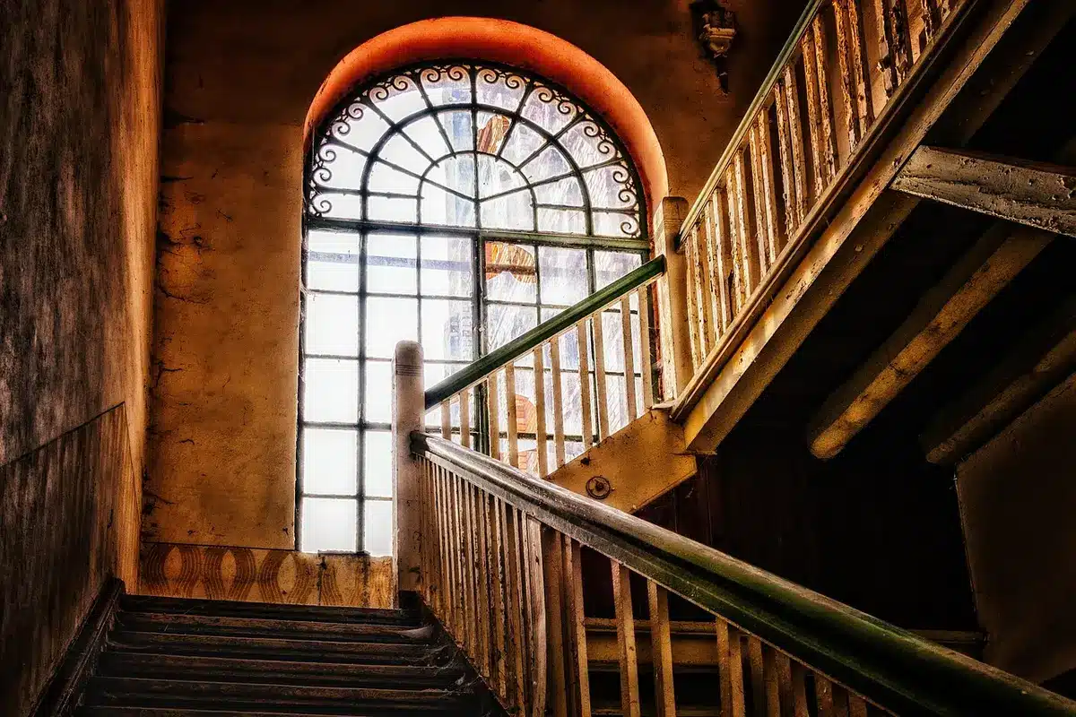 Escalier en colimaçon ancien à l'intérieur d'un phare montrant de nombreuses marches
