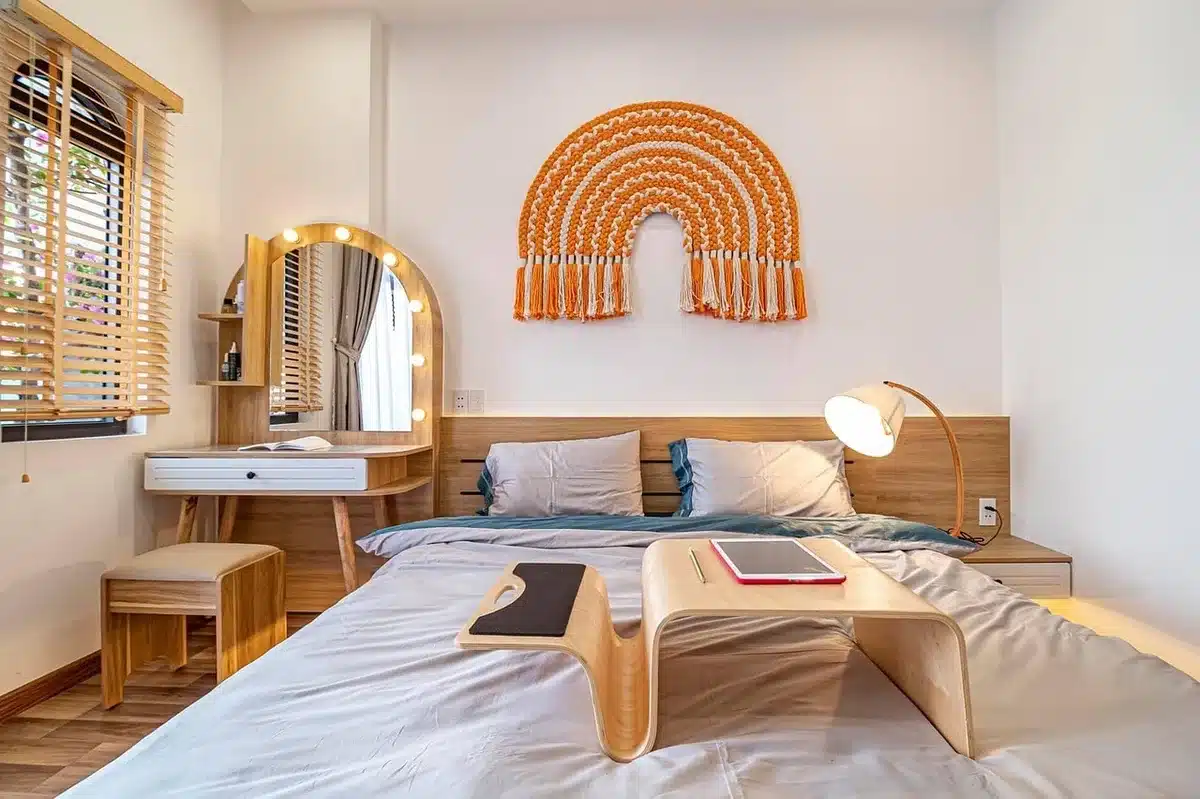 Aménagement astucieux avec table pliante et lits superposés