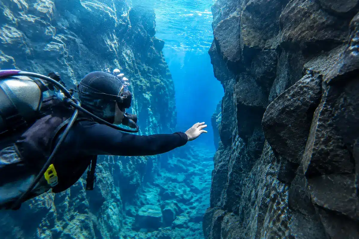 Continents en mouvement : Une faille spectaculaire s'ouvre en Islande, révélant 100 mètres sous l'eau !