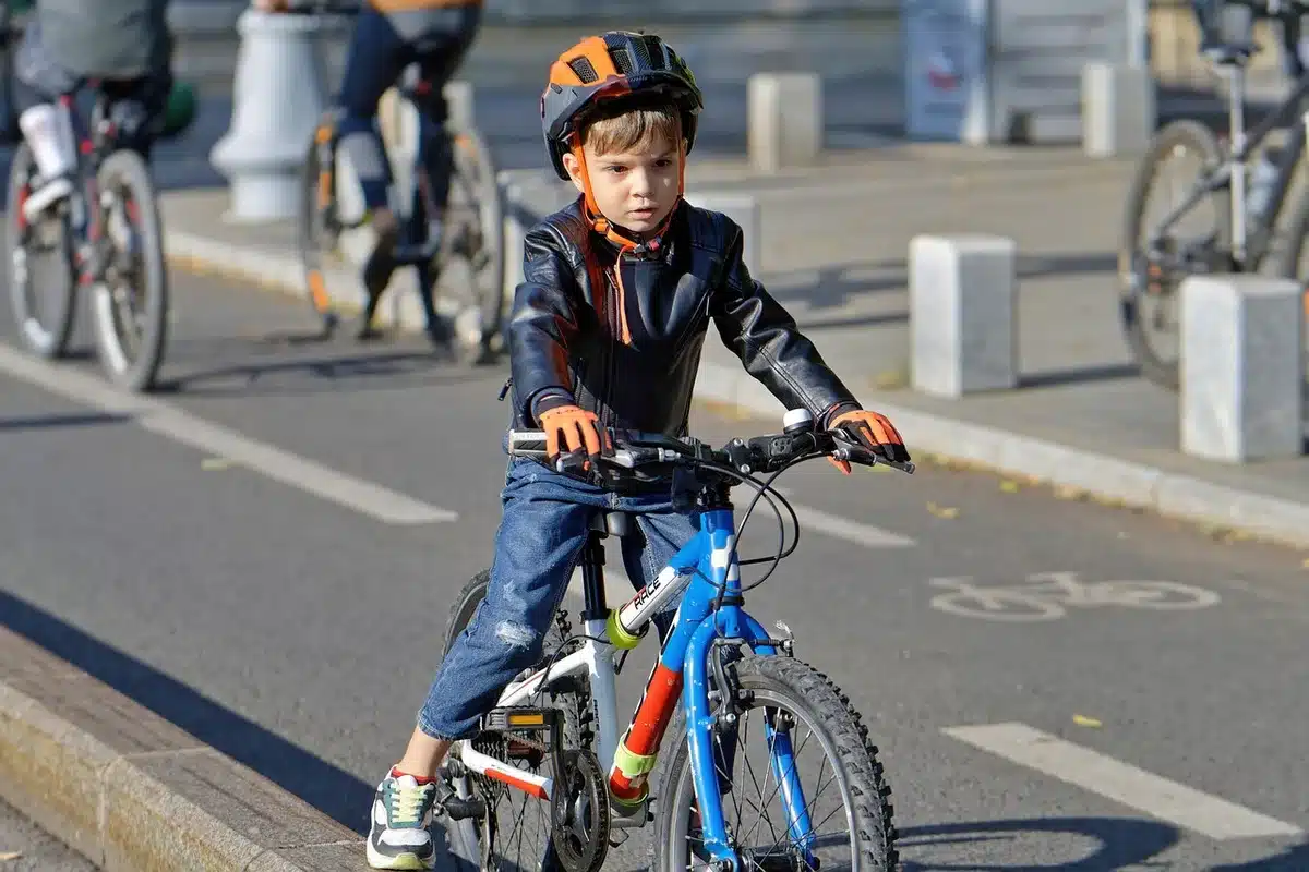 Vélos stationnés près d'une gare à Cambridge
